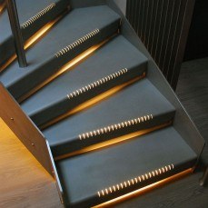 Escalera iluminada